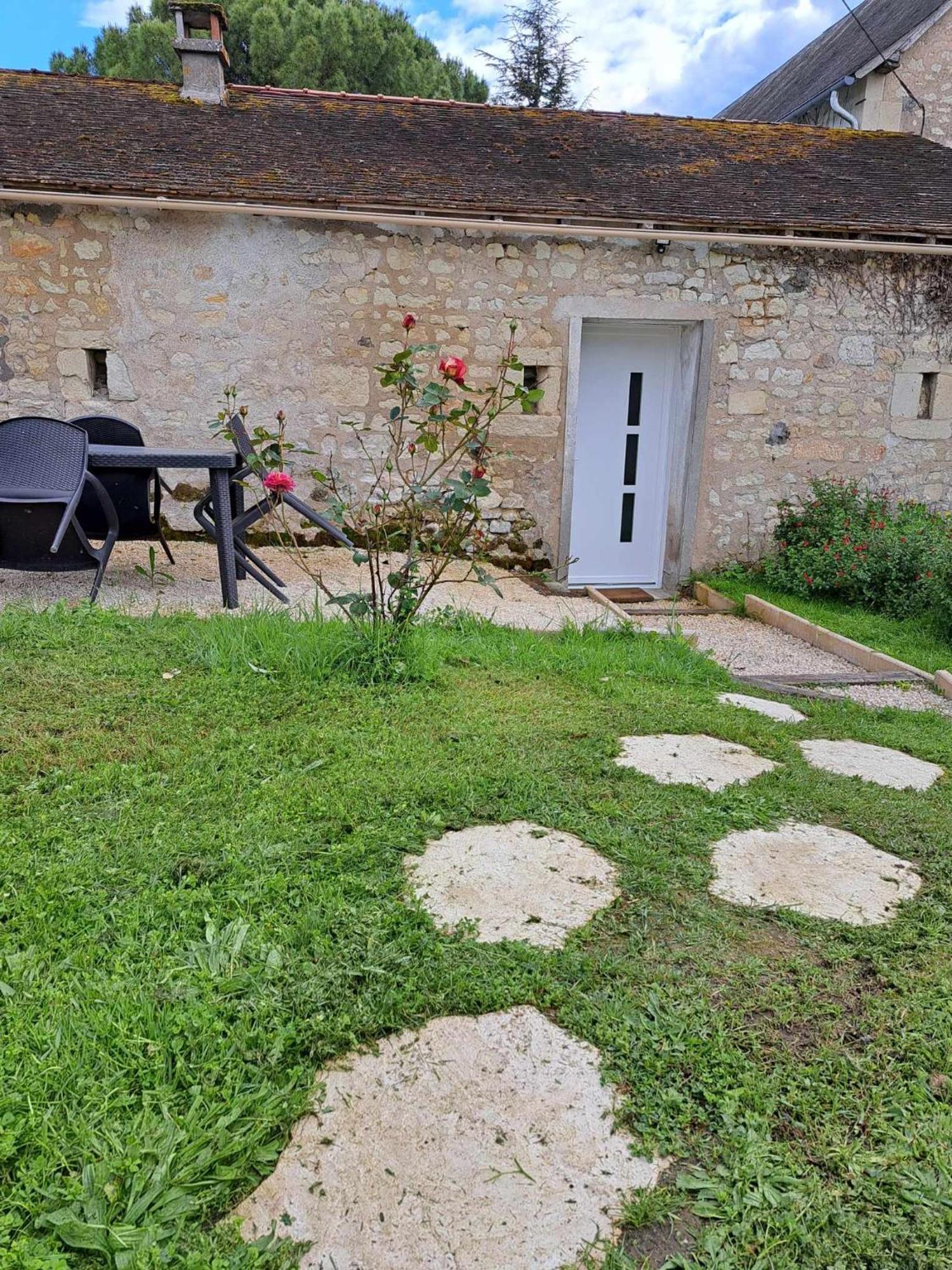 Logement Chaleureux Avec Parking Gratuit Oyre Kültér fotó